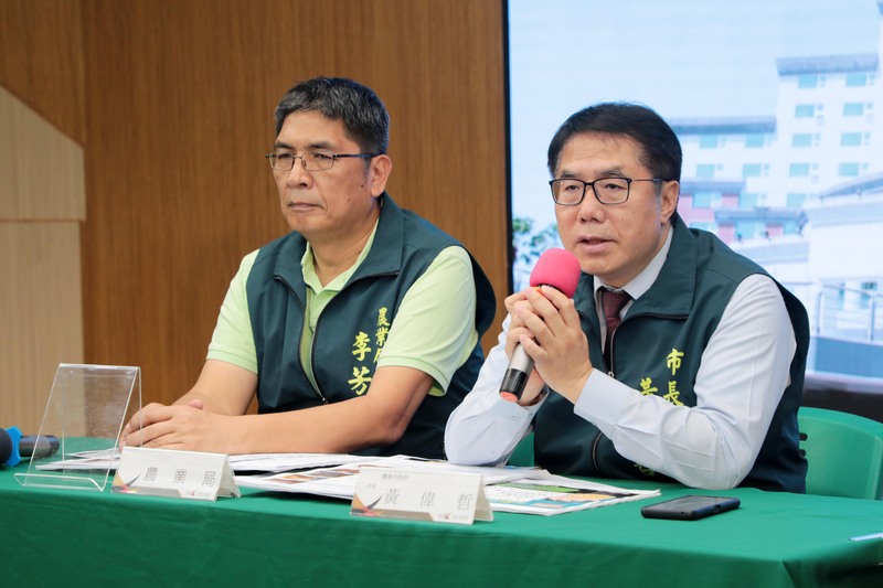 台南市長黃偉哲(右)呼籲，畜牧業者務必遵守防疫規範，禁運期間不得私自移動豬隻或以非核准車輛載運。