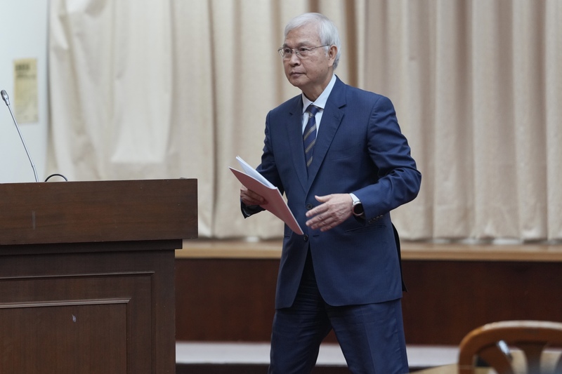 中央銀行總裁楊金龍23日赴立法院財委會進行業務報告，他指出，估計2025年台灣對美順差將達1200億美元，現在正值關稅談判，央行會更注意匯率。(中央社)

