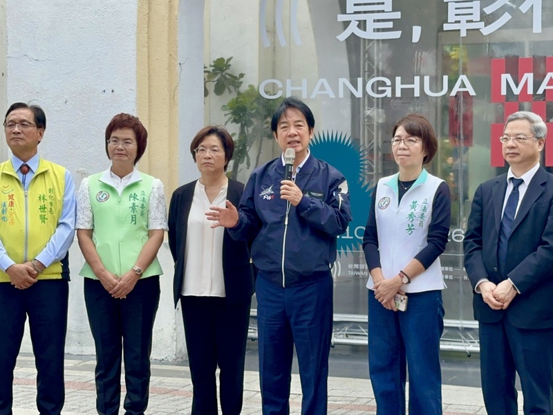 PD
總統賴清德：團結合作防治非洲豬瘟
總統賴清德（右3）24日彰化參觀「2025台灣設計
展」說，各縣市政府與民眾要團結合作防治非洲豬
瘟，按照正確防疫動作，短期內把疫情控制下來不擴
散，對台灣產業的衝擊才會縮小到最低。
中央社記者鄭維真攝　114年10月24日
