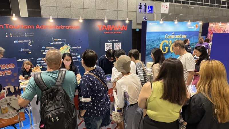 新加坡航空旅展24日登場，觀光署設展吸引與會人士踴躍交流。（觀光署駐新加坡辦事處提供）
