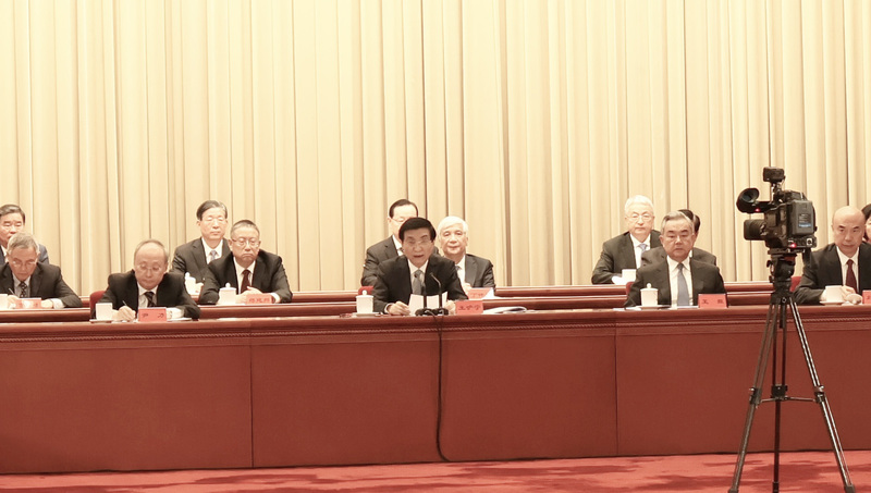 中國25日上午在北京人民大會堂舉行「紀念台灣光復80週年大會」。中國全國政協主席王滬寧（中）、中共北京市委書記尹力（左）、中央外事工作委員會辦公室主任、外交部長王毅 （右）出席大會。此外，部分台灣人士也現身會場。
