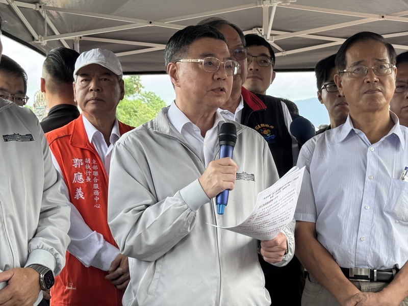 行政院長卓榮泰（右2）25日再度到光復視察災後復原情形，指示重建過程無論是特別預算或公務預算，行政院會全力支持，在明年汛期前，提升堤防安全性、交通建設恢復通暢。
