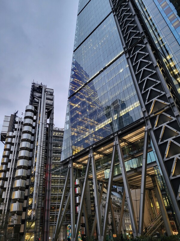 中國（含香港）資金在英國持有龐大資產，包含數座倫敦地標建築和位於金融城的摩天大樓。