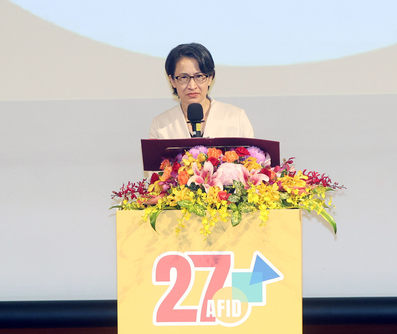 副總統蕭美琴27日上午在公務人力發展學院出席第27屆亞洲智能障礙聯盟大會開幕式，並上台致詞。