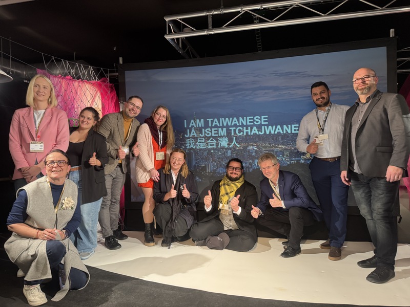 紀錄片「我是台灣人」以捷克參議院議長維特齊2020年訪台為背景，耗時5年完成拍攝。維特齊（右3）表示：「我很開心台灣和捷克持續發展合作，在建立民主與自由社會的過程中互相幫助…，我為你們加油！」