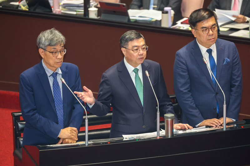 行政院長卓榮泰(中)表示，政府財政預算應具有彈性，硬性規定「還稅於民」恐削弱政府面對突發情勢時的應變與調度能力。