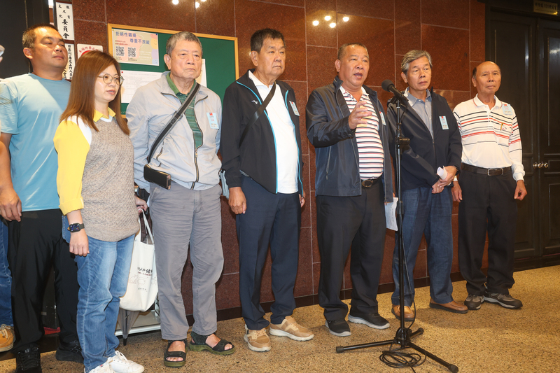 台中市靠海的梧棲區一處養豬場爆發非洲豬瘟疫情，中華民國養豬協會28日拜會民進黨立法院黨團與國民黨立法院黨團，理事長潘連周（右3）發表談話。
