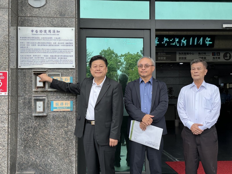 國民黨立委傅崐萁(左)等27日舉辦馬太鞍溪堰塞湖災後座談會,議長張峻到場踹桌,指替被擋在場
外民眾出氣。傅崐萁在律師許正次(中)、國民黨花蓮縣黨部主委盧新榮(右)等人陪同下,28日到
地檢控告張峻妨害公務等6罪。