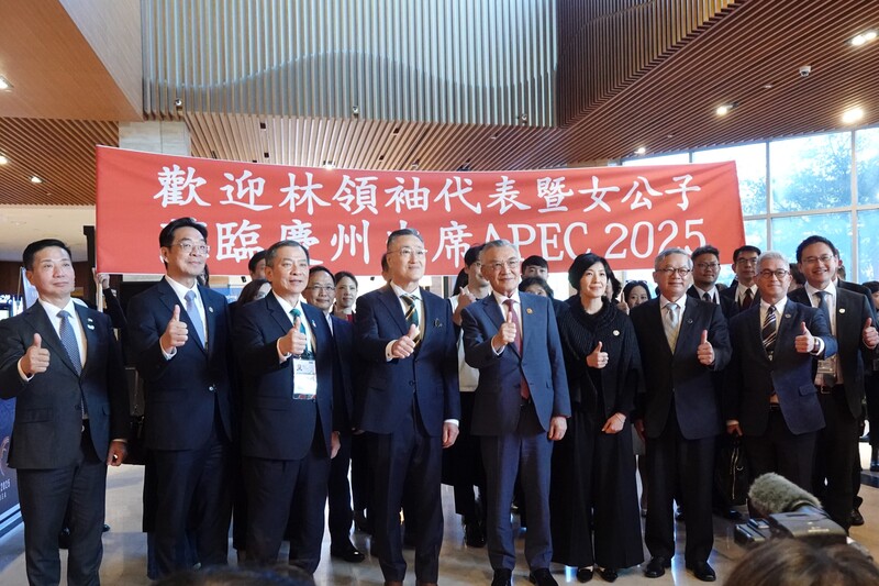 APEC領袖代表林信義28日抵達位於韓國慶州的下榻飯店，受到當地僑胞熱烈歡迎。