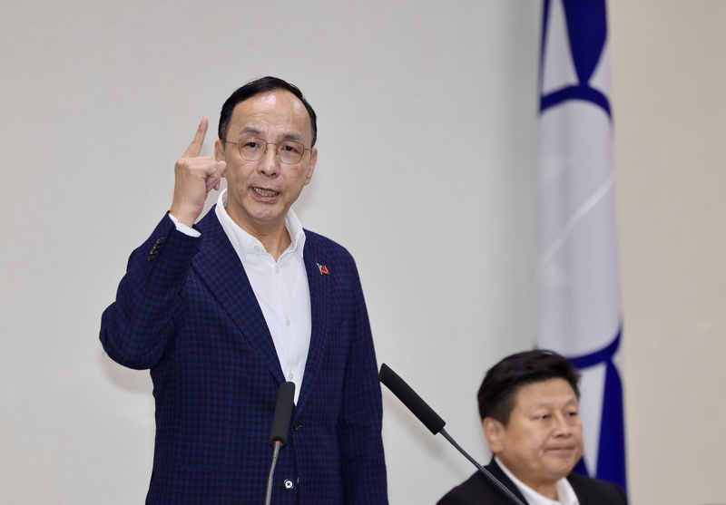 國民黨29日召開中常會，黨主席朱立倫（左）即將卸任，此為其任內最後一次主持。 (圖：中央社)