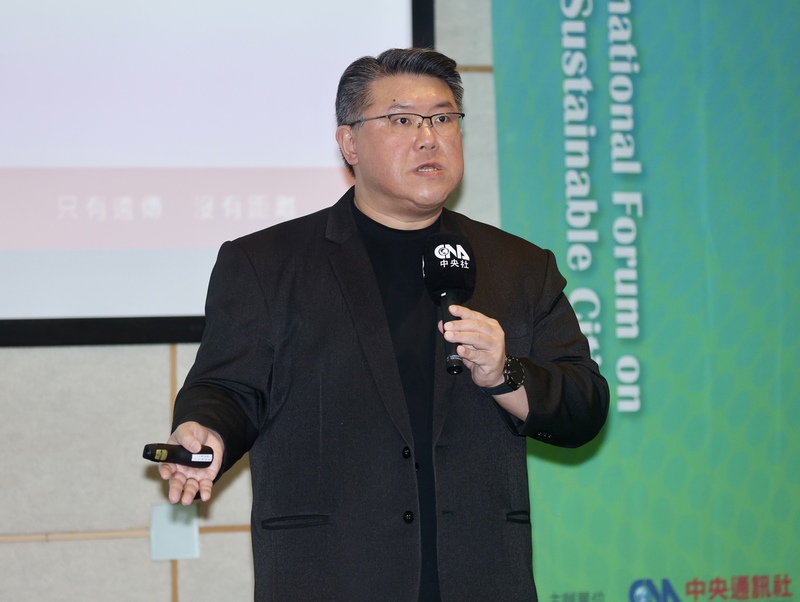中央社「2025智慧永續城市國際論壇」30日在台北舉行，遠傳電信資訊長暨執行副總經理胡德民出席，以「AIx5G賦能永續智慧城」為題發表開幕演講。
