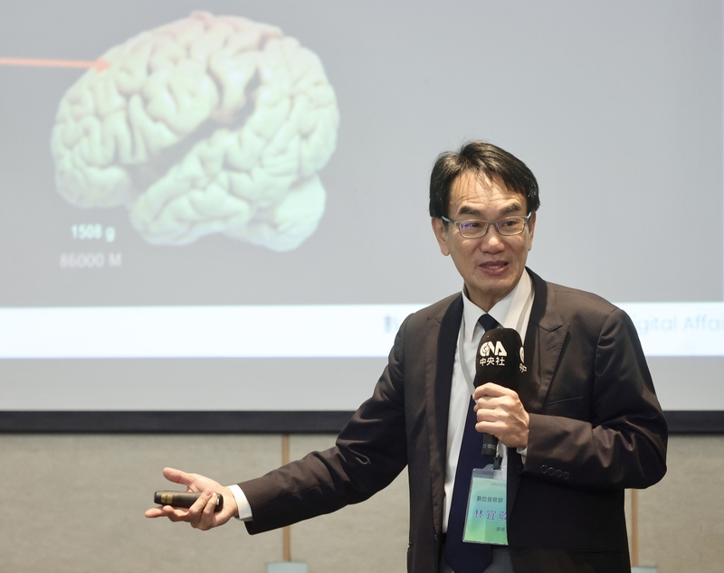 數發部長林宜敬30日出席「2025智慧永續城市國際論壇」，以「從能耗到能效AI時代的永續思維」發表演說。