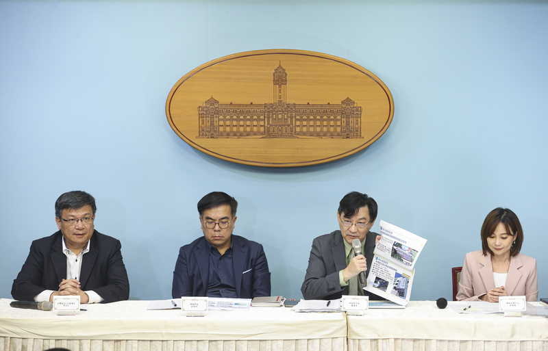 國家氣候變遷對策委員會第5次委員會議會後記者會30日晚間在總統府召開，台電董事長曾文生（左
起）、環境部長彭(啟)明、內政部次長董建宏、總統府發言人郭雅慧等人出席。