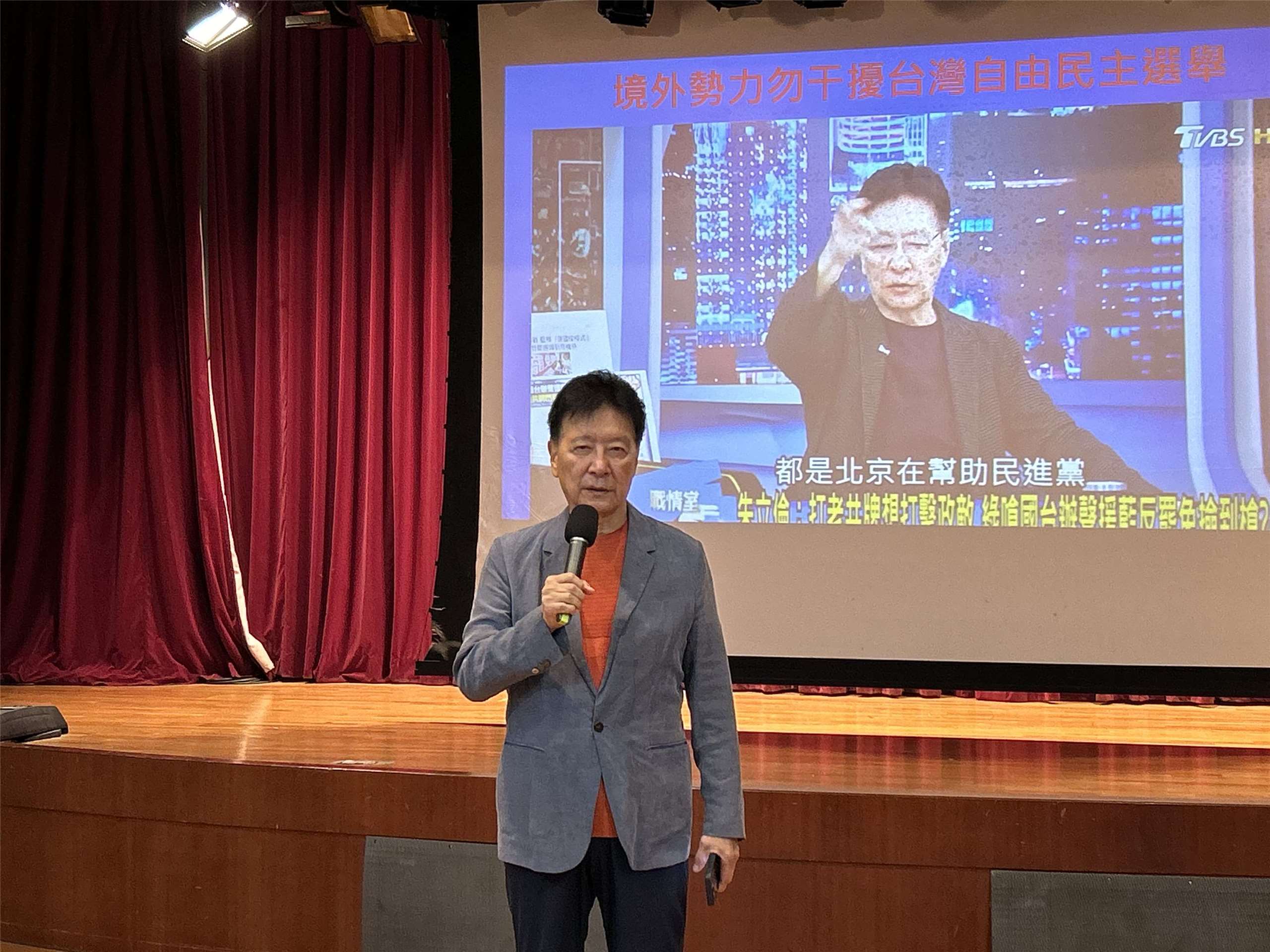 國民黨主席選舉競爭激烈，支持候選人郝龍斌角逐黨魁的前中廣董事長趙少康今天(13日)公布中國及境外網路攻擊數據，呼籲國安單位調查背後發動者及資金來源，而中方也應制止相關影片散播。(趙婉淳 攝)