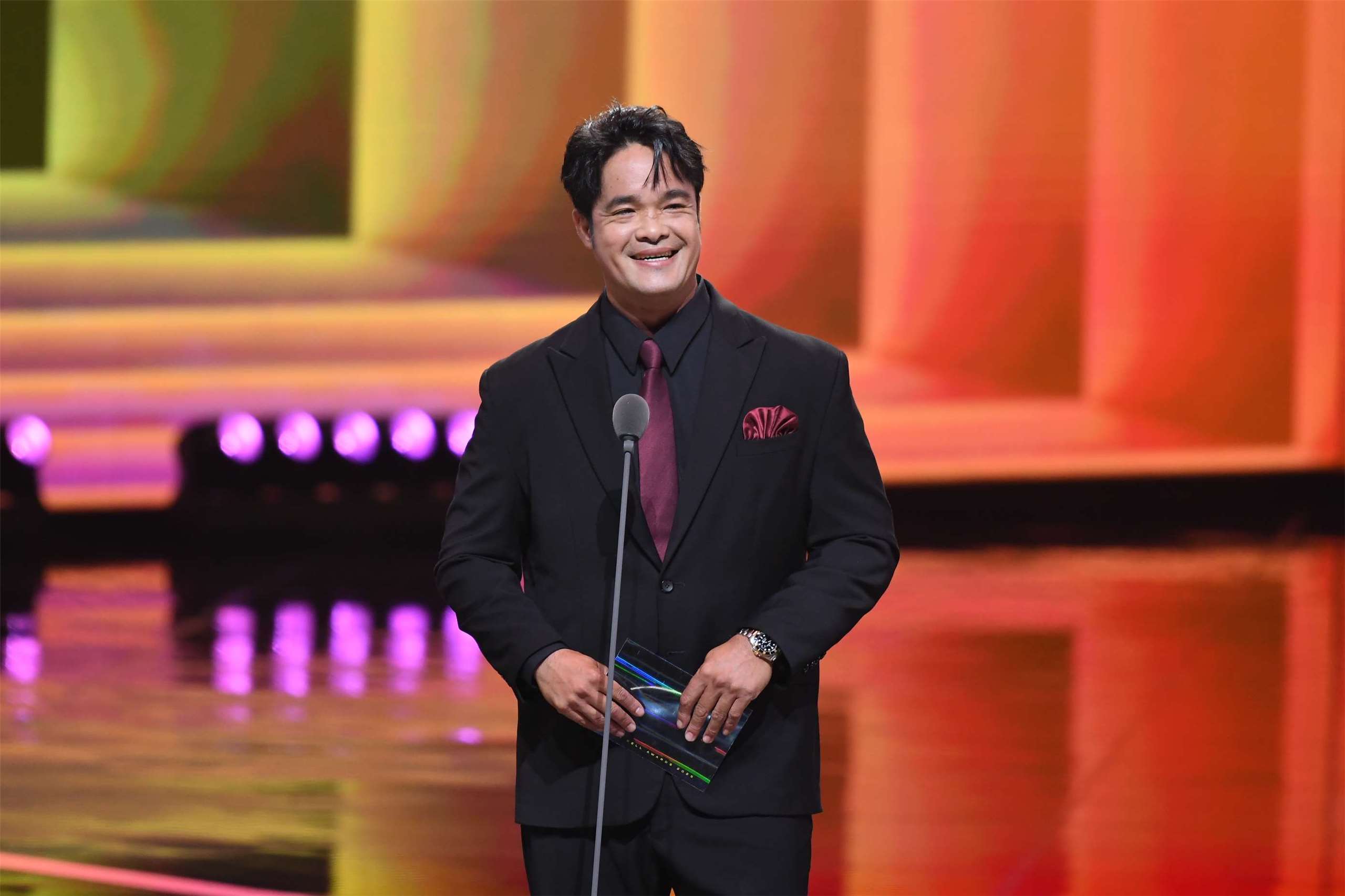 第60屆金鐘獎邀請剛退役的職棒球星「大師兄」林智勝擔任頒獎人，一登台立刻引爆全場驚呼與掌聲。(三立提供)