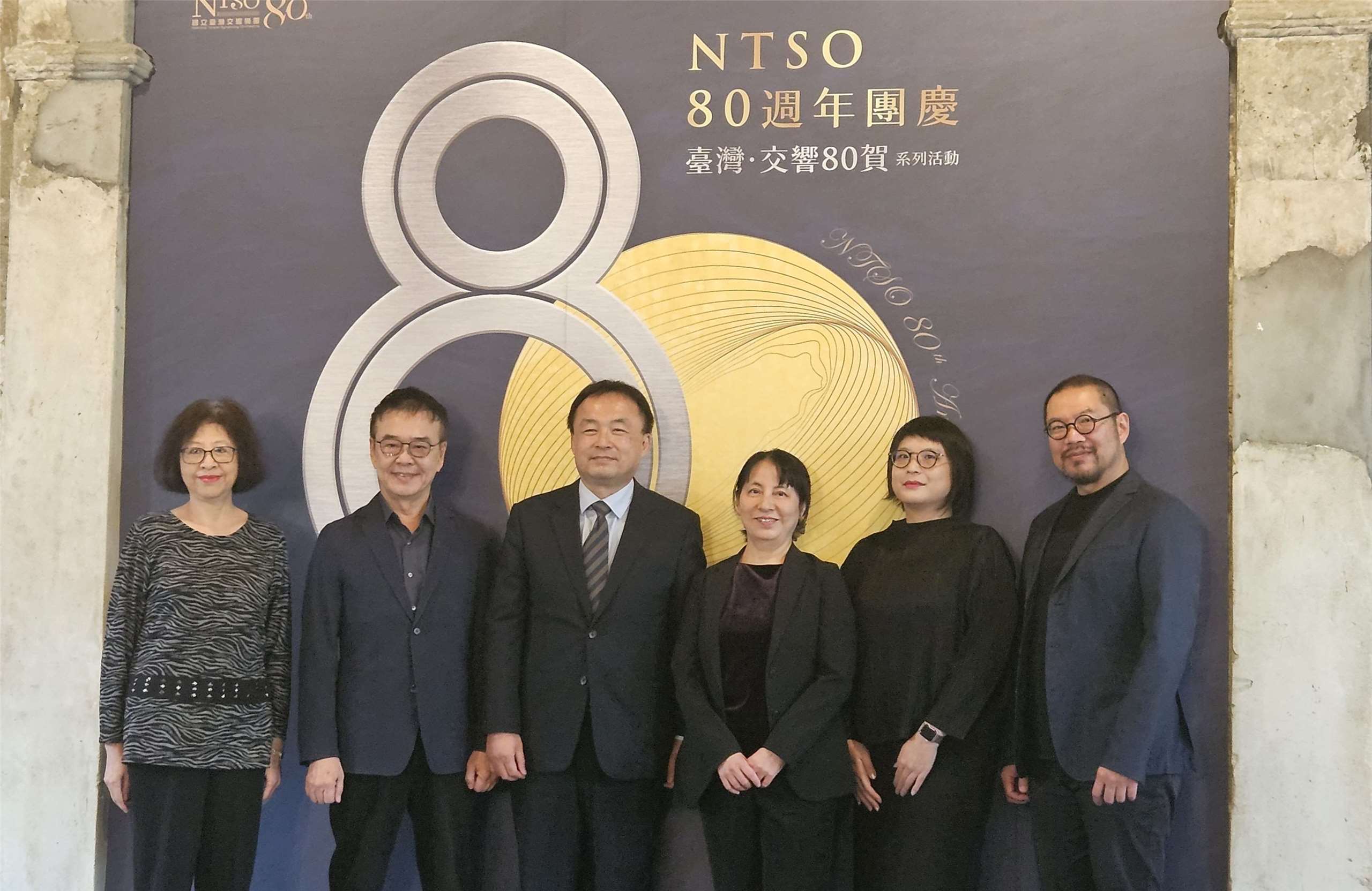 NTSO團長歐陽慧剛(左3)、指揮簡文彬(右)與國內四大交響樂團代表合影。(劉品希 攝)