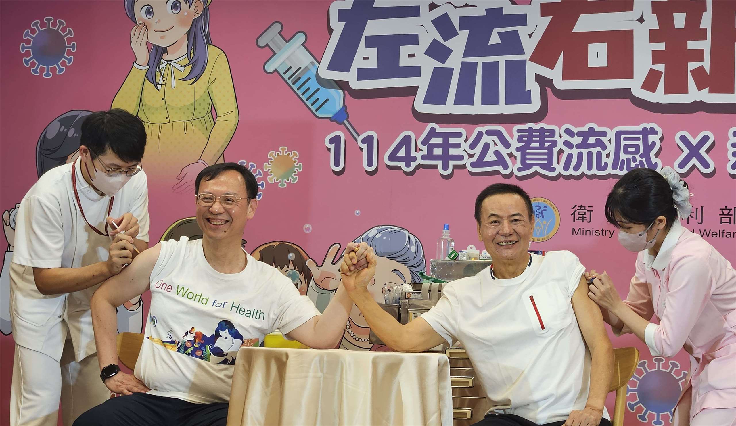 衛福部長石崇良(左)與防疫大使蔡振南(右)攜手接種公費流感與新冠疫苗。(劉品希 攝)