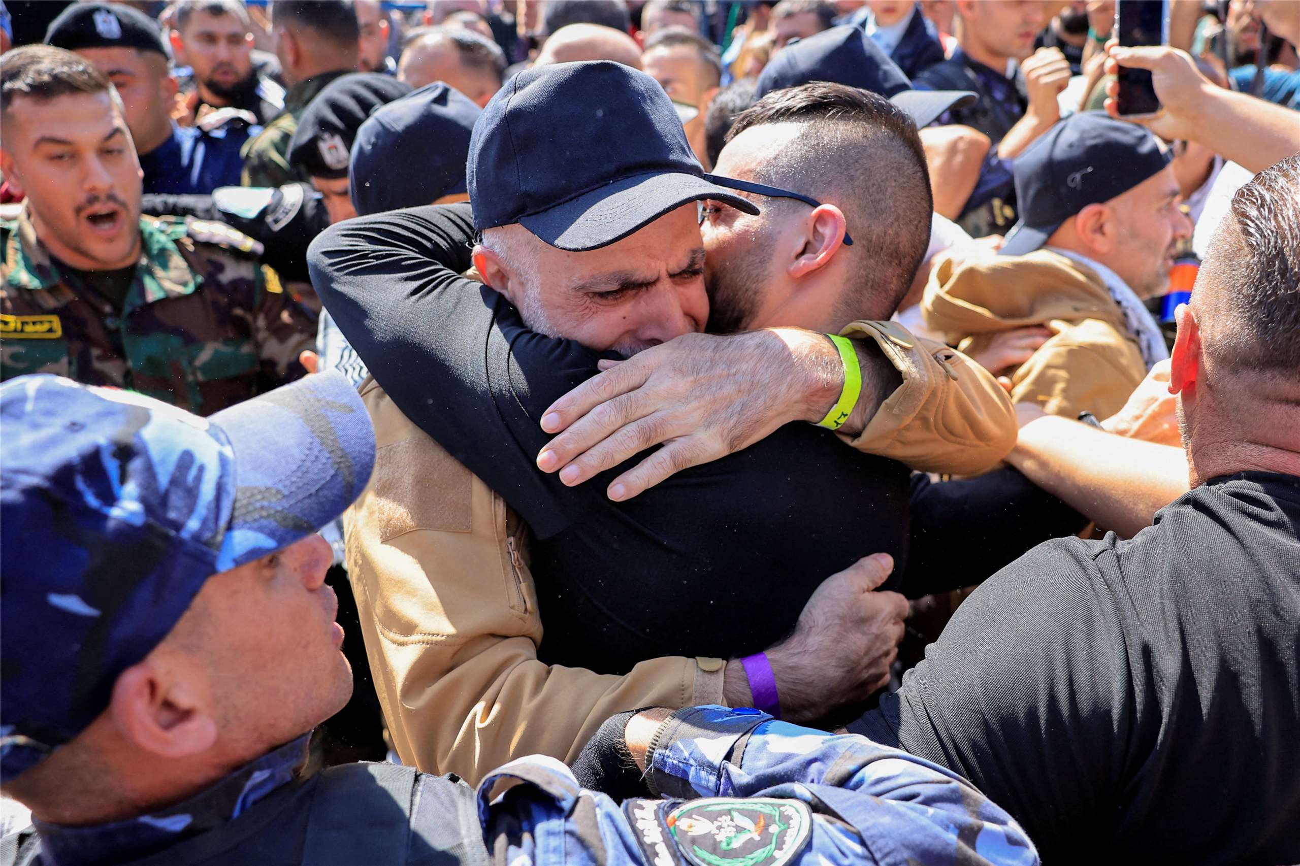 在以色列與哈瑪斯於加薩達成的人質與囚犯交換及停火協議下，一名獲釋的巴勒斯坦囚犯在以色列佔領的約旦河西岸雷馬拉市(Ramallah)與家人擁抱。 (路透社/達志影像)