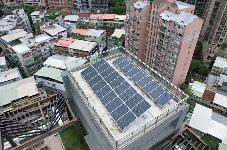 環保團體今天(27日)發表加嚴光電環評聯合聲明一事，經濟部能源署表示，太陽光電推動以屋頂優先為原則，地面型光電則以土地複合利用為主。(示意圖/中央社)