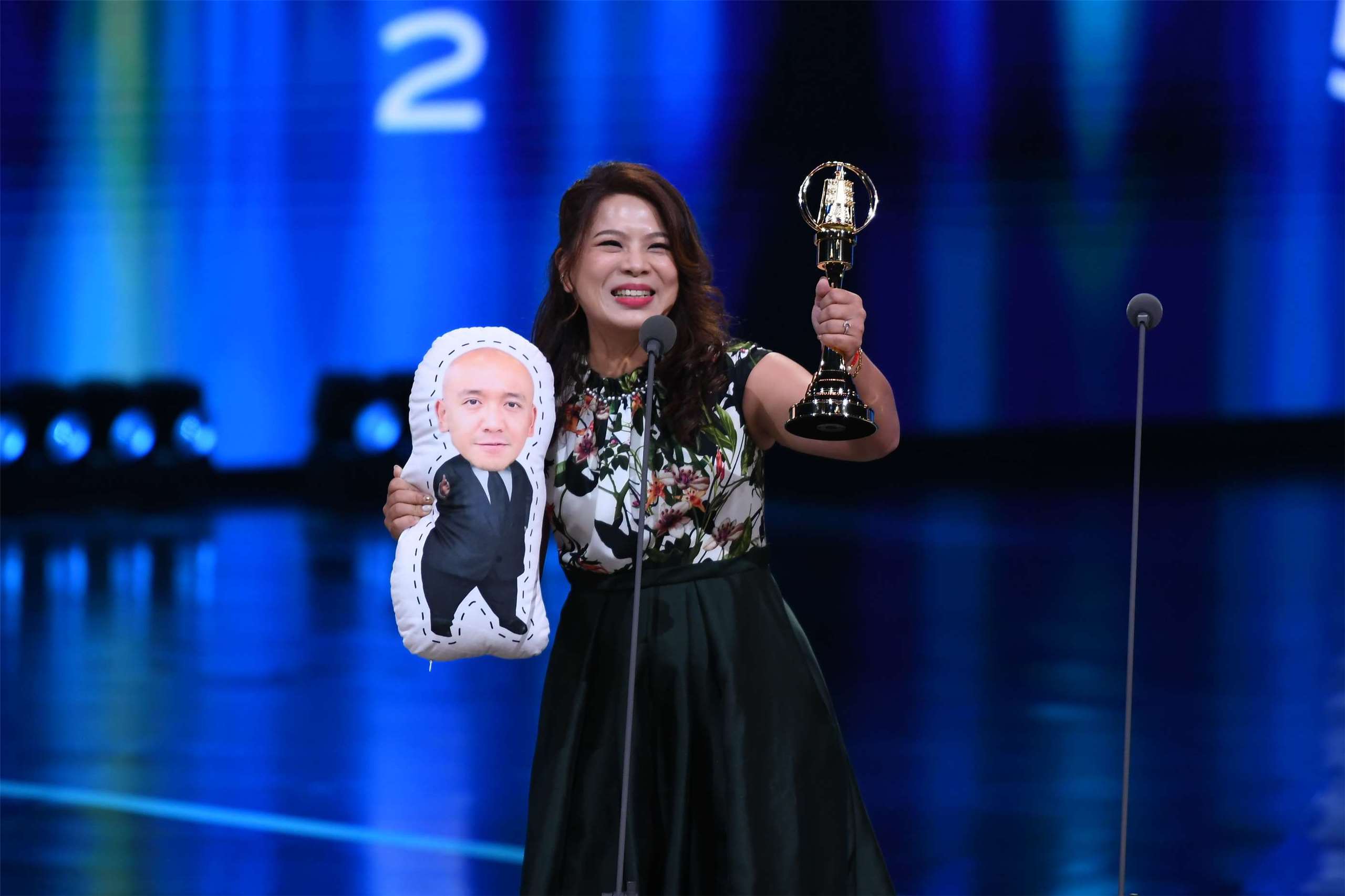 中央廣播電台主持人POLO(陳歆翰)、柚子(林品貝)的戲曲節目《臺灣文武爿》再獲評審肯定，成功奪下第60屆廣播金鐘獎「藝術文化節目獎」。(主辦單位提供)