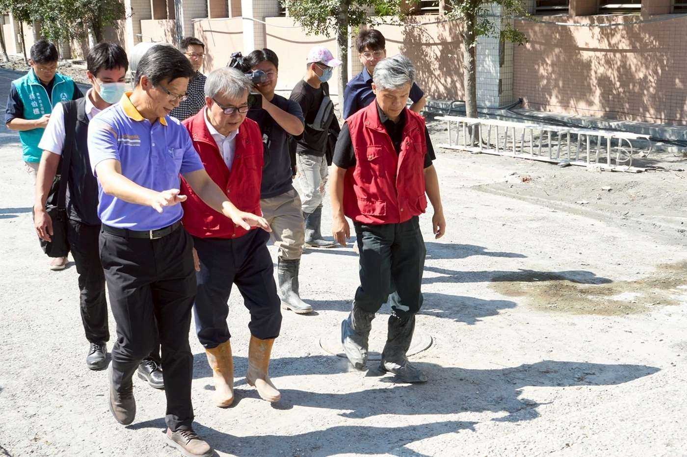 花蓮光復商工校長陳德明(左)向教育部長鄭英耀(中)說明校園復原情況。 (教育部提供)