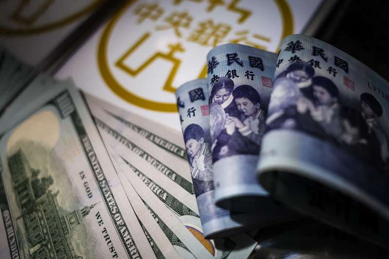台灣中央銀行7日公布最新外匯存底。截至9月底，外匯存底金額較8月底增加55.13億美元，達到6029.43億美元，首次突破6千億美元，位居全球第4。 (圖：中央社)