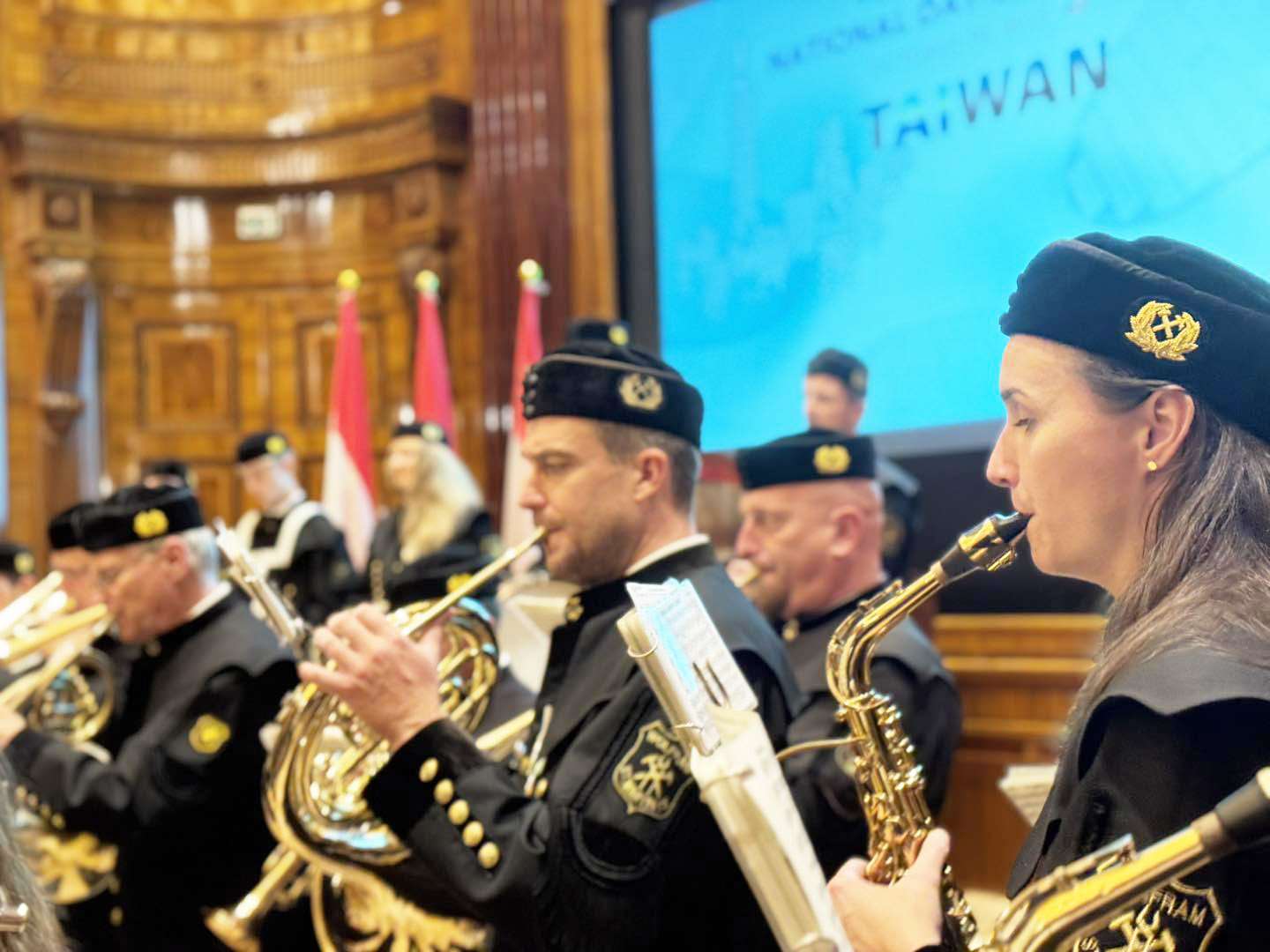 駐奧地利代表處舉行中華民國114年國慶酒會，奧地利友台協會主席維爾納．艾蒙（Werner Amon）特別贊助由史太馬克邦聖馬丁管樂團現場演奏傳統奧地利迎賓樂曲，用音樂彼此交流。(翻攝Taiwan in Österreich 駐奧地利代表處臉書)
