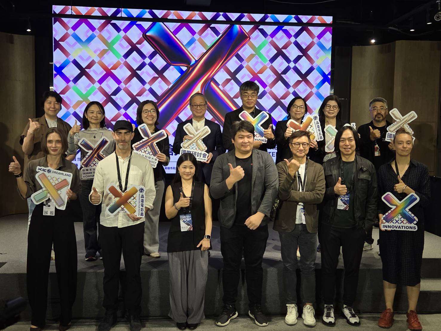 「2025 TTXC台灣文化科技大會」國際研討會22日在高雄駁二登場，文化部長李遠(後排左四)、數位發展部政務次長侯宜秀(後排右三)與高雄市副市長李懷仁(後排右四)均親自出席開幕式致意。(江昭倫 攝)