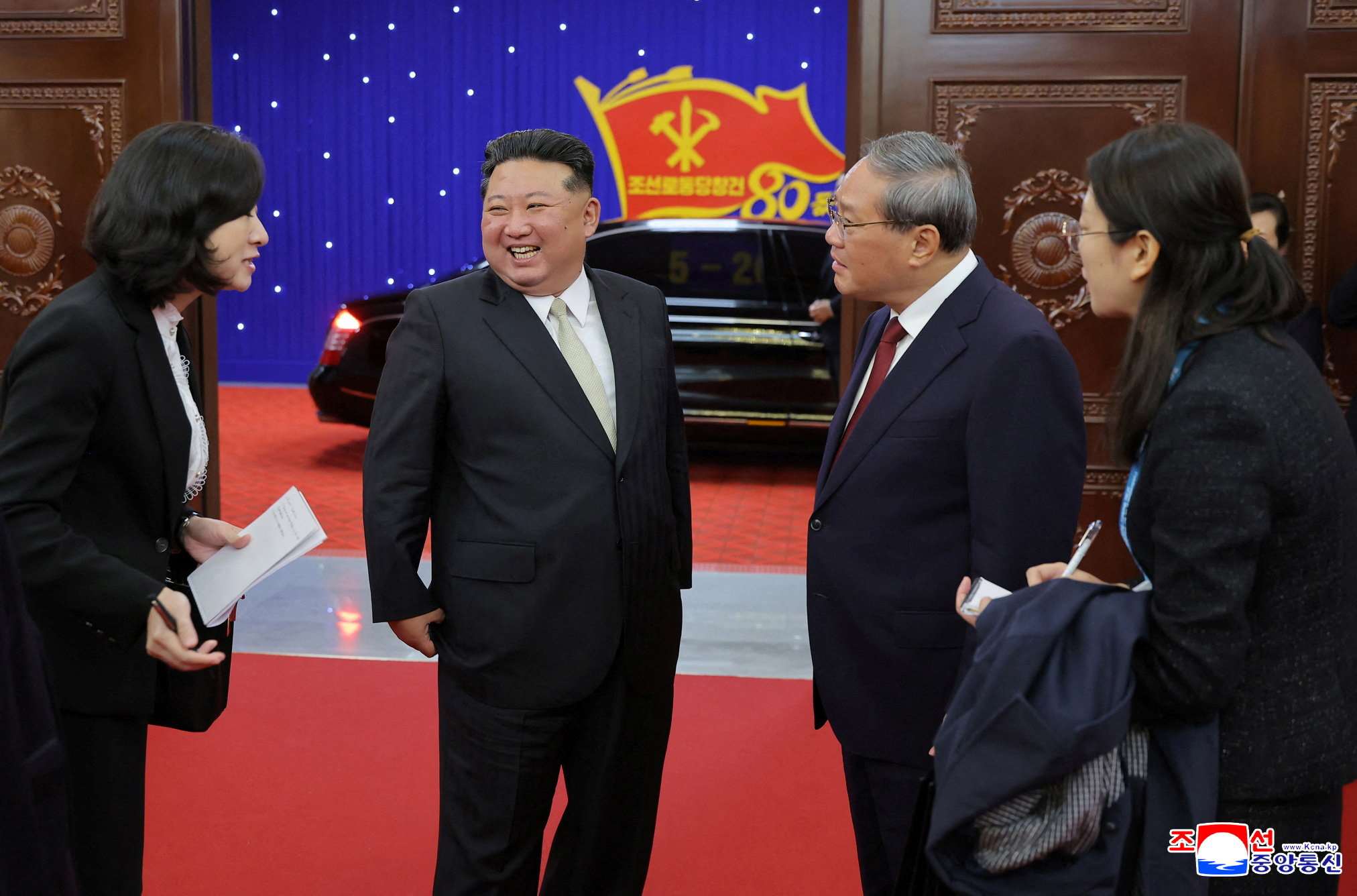 北韓領導人金正恩(左二)歡迎中國國務院總理李強(右二)到訪。