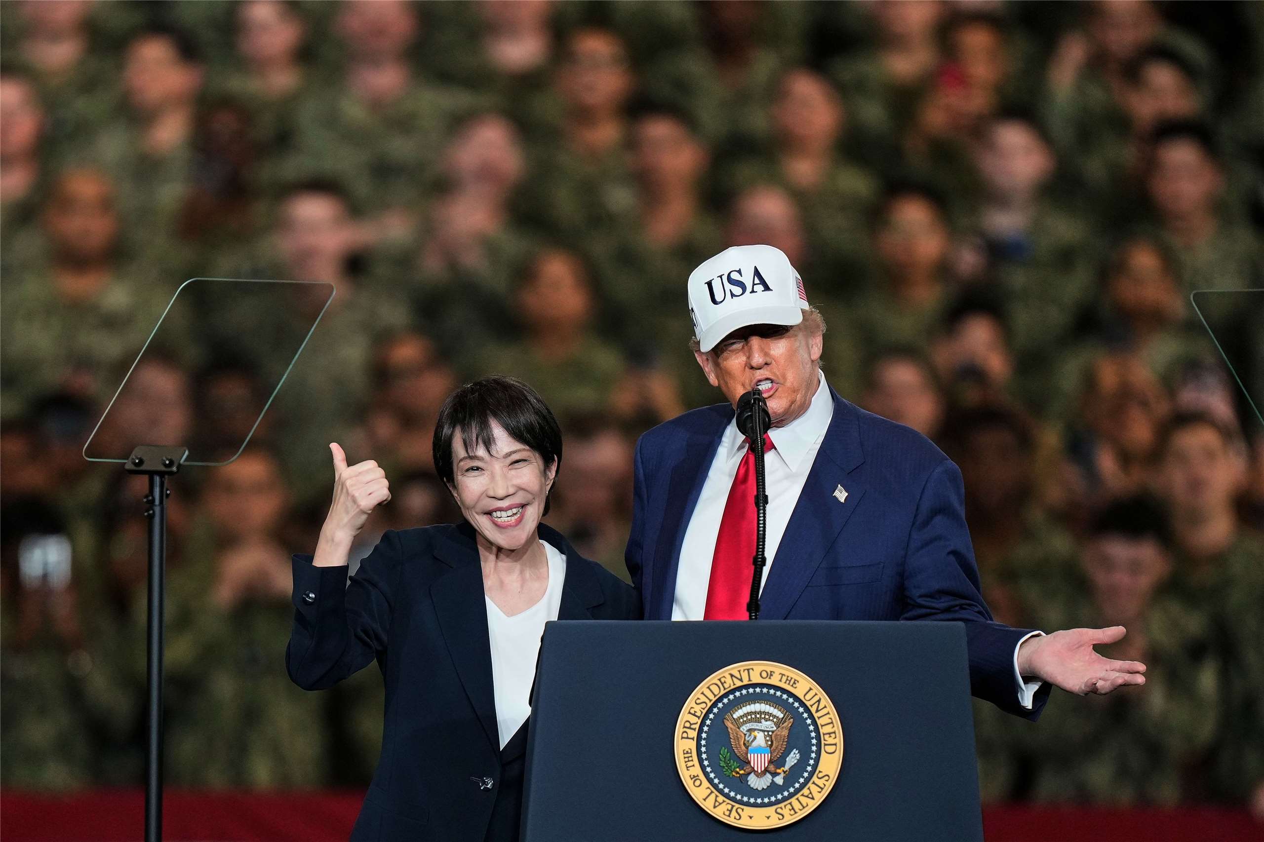 日本首相高市早苗(左)與美國總統川普(Donald Trump，右)28日一同登上橫須賀港邊的航空母艦「喬治・華盛頓」號。(美聯社/達志影像)