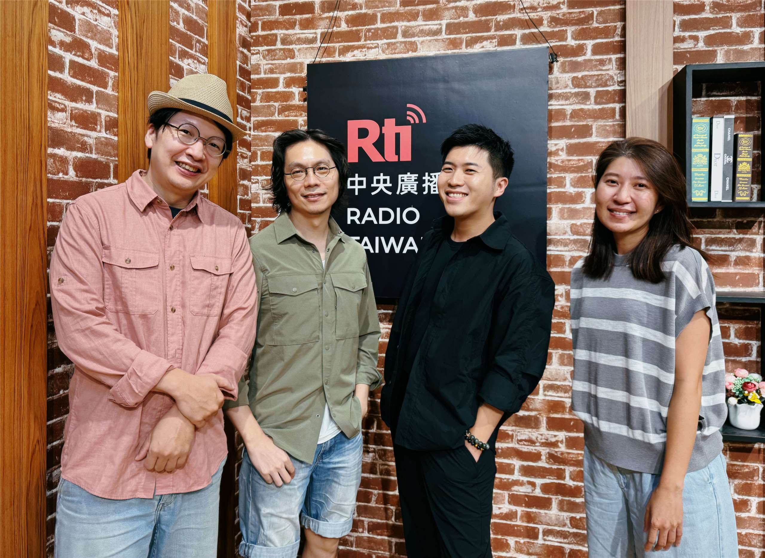 左至右：阿超（吉他手）、高高（低音單簧管手）、內克、楊妞（單簧管手）