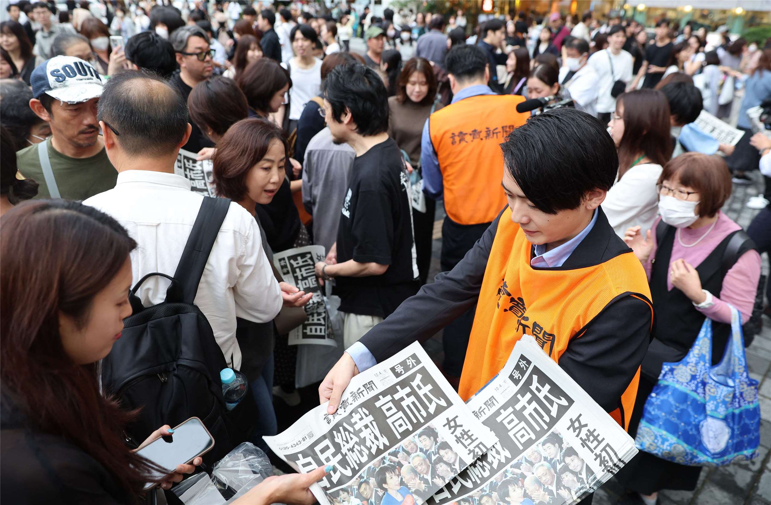 高市早苗贏得自民黨總裁選舉，日本報紙發送快訊。
