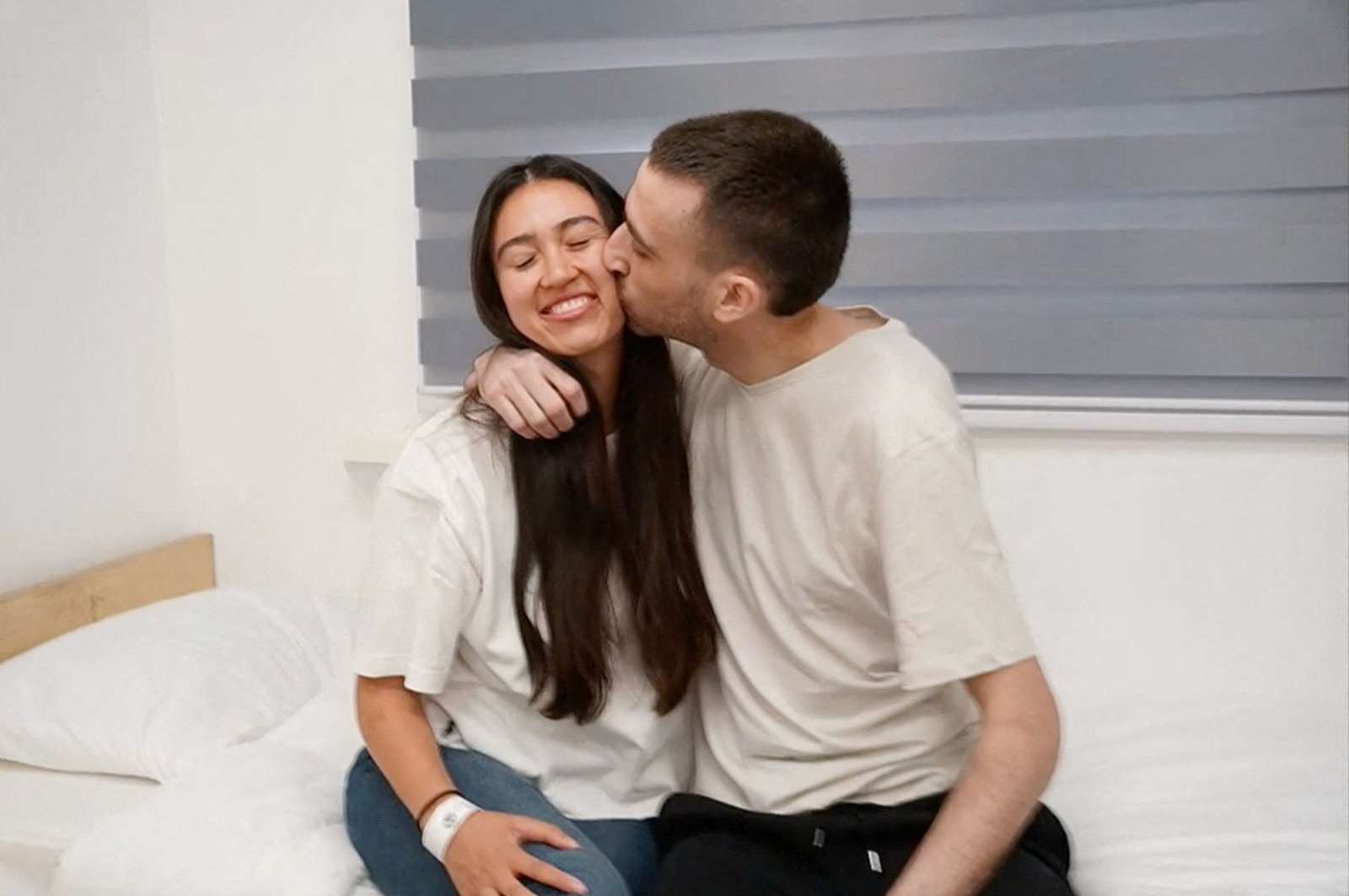 被哈瑪斯釋放的以色列人質歐爾（Avinatan Or）13日與女友阿加瑪尼(Noa Argamani）重逢。