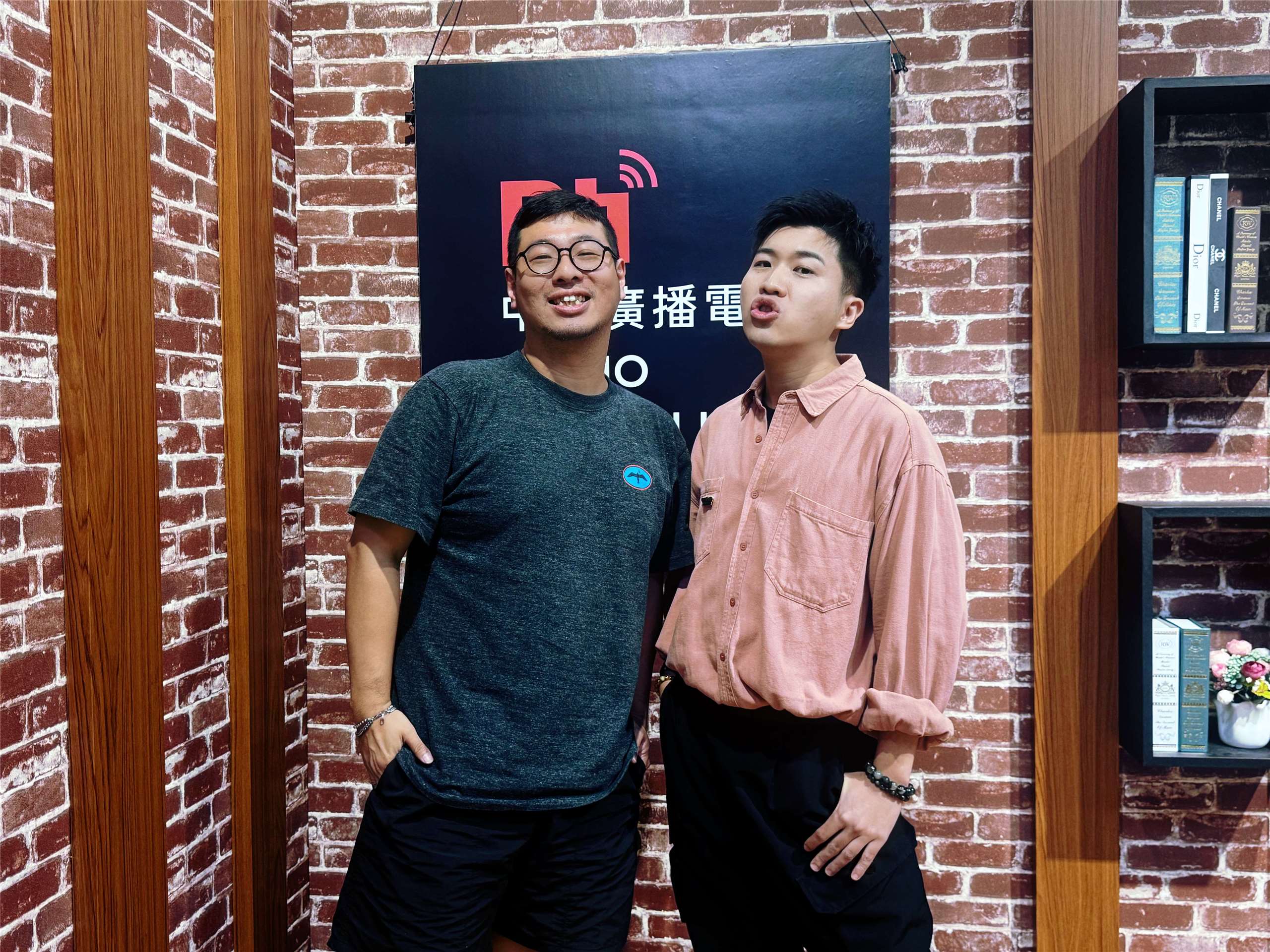 主持人內克與來賓UG（左）