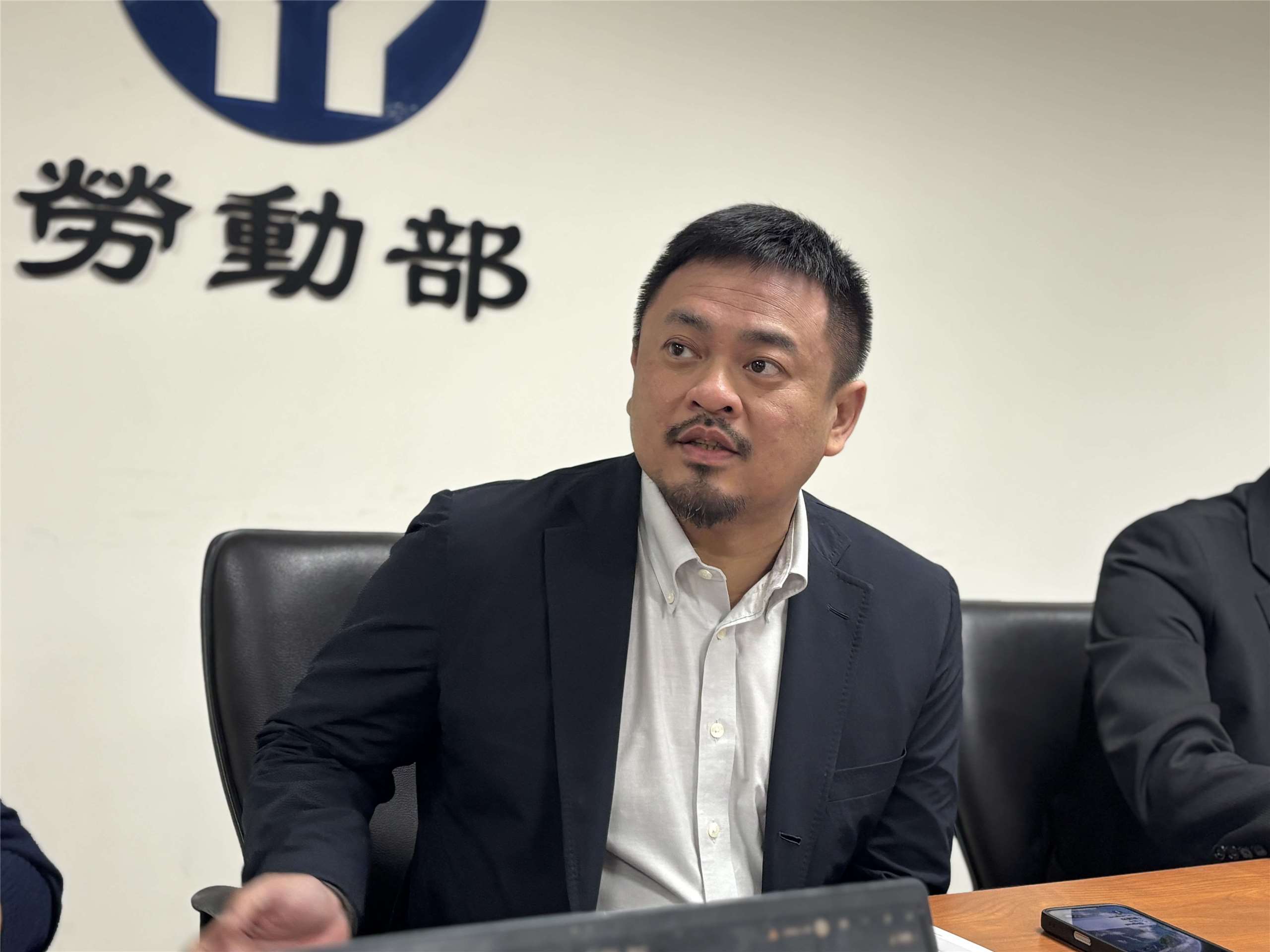 針對幫1名本國勞工加薪新台幣2000元，就能引進1名移工，勞動部長洪申翰說，必須要加在低薪的基層勞工，且是在固定調薪以外的加薪才算數。(楊文君攝)