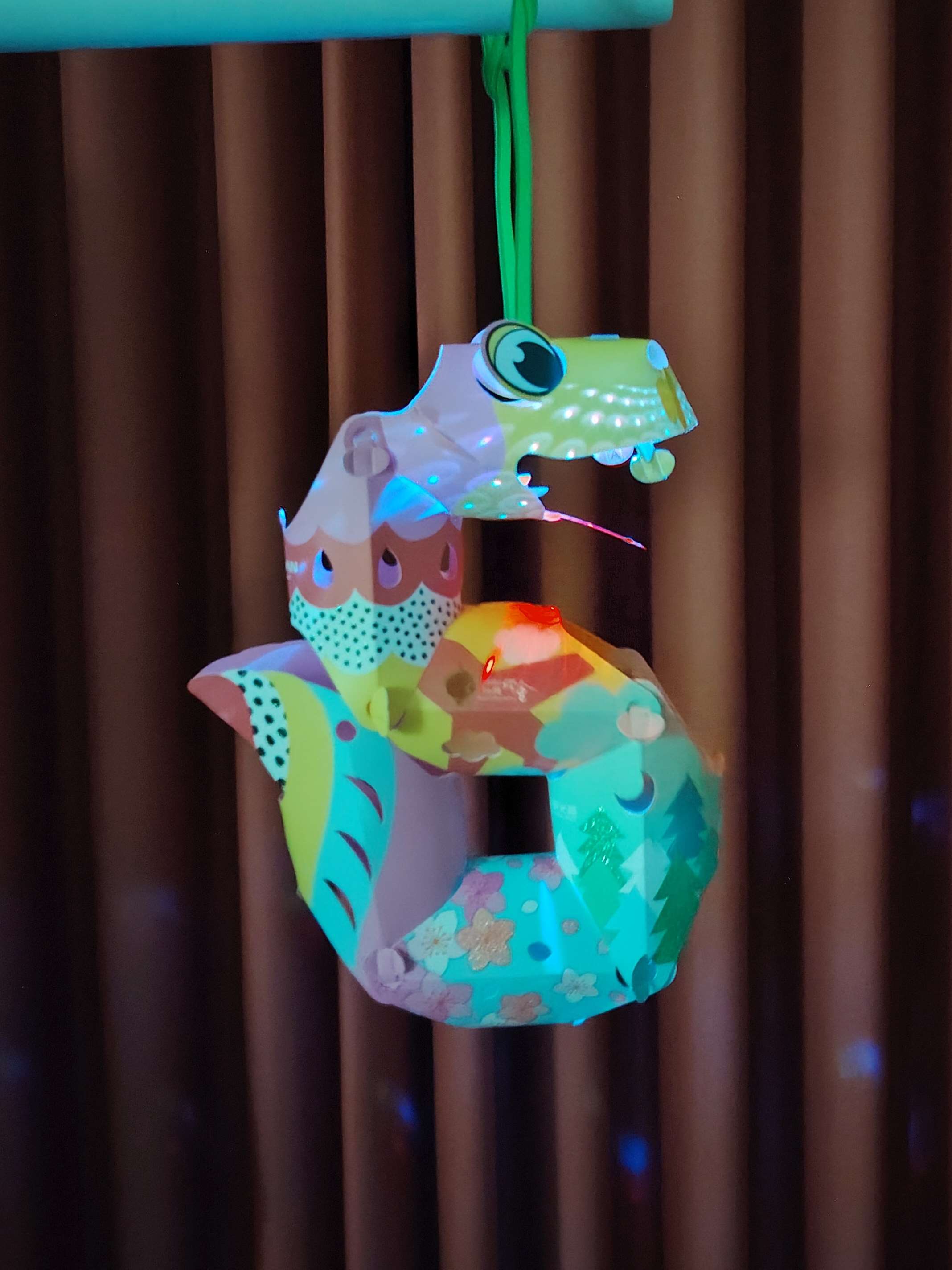 在東南亞地區中秋節提燈籠，央廣溜溜蛇小提燈正好登場(汶萊聽友妙聲妙恩提供)