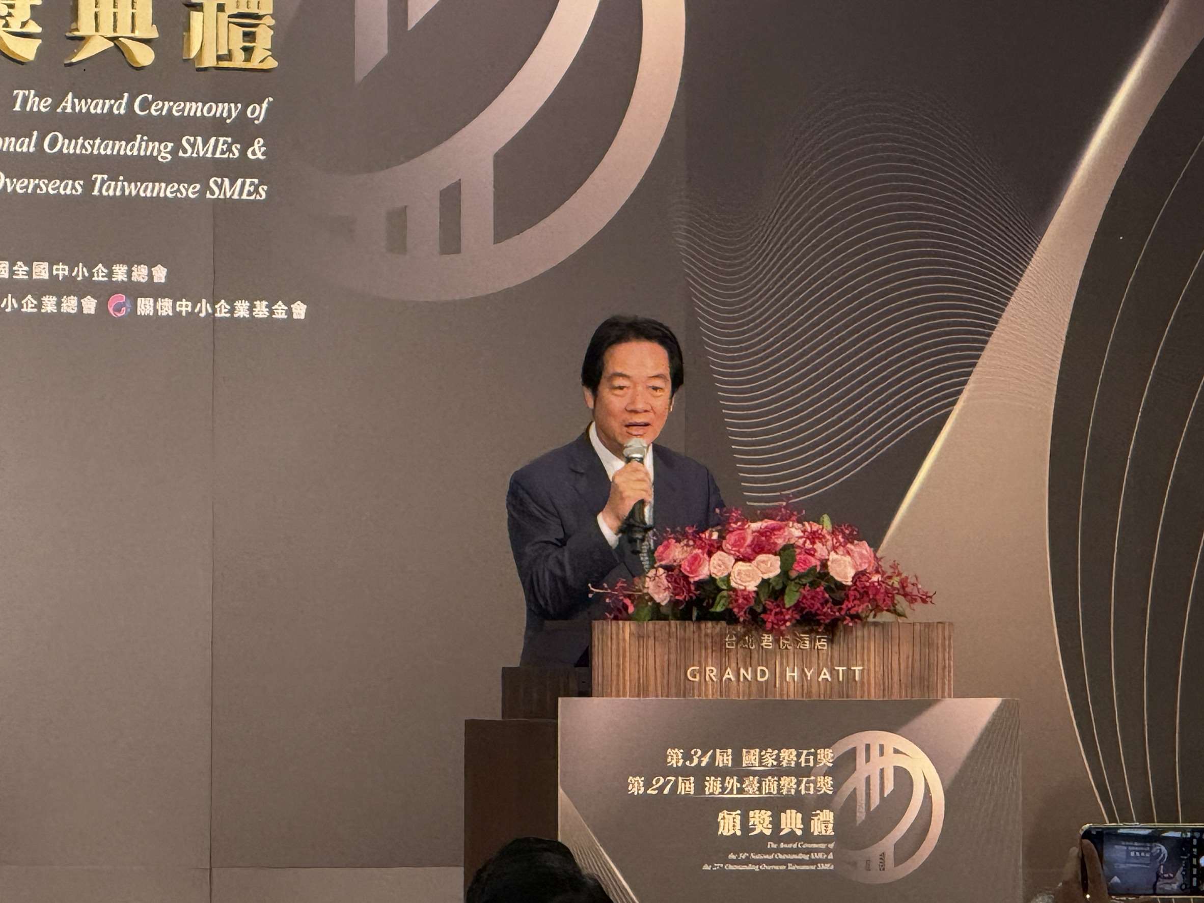 賴清德總統表示，經濟部已啟動產業競爭力輔導團巡迴全台，以一條龍服務，提供診斷諮詢、協助導入AI(人工智慧)，預計未來2年將輔導14萬家次企業。(謝佳興 攝)