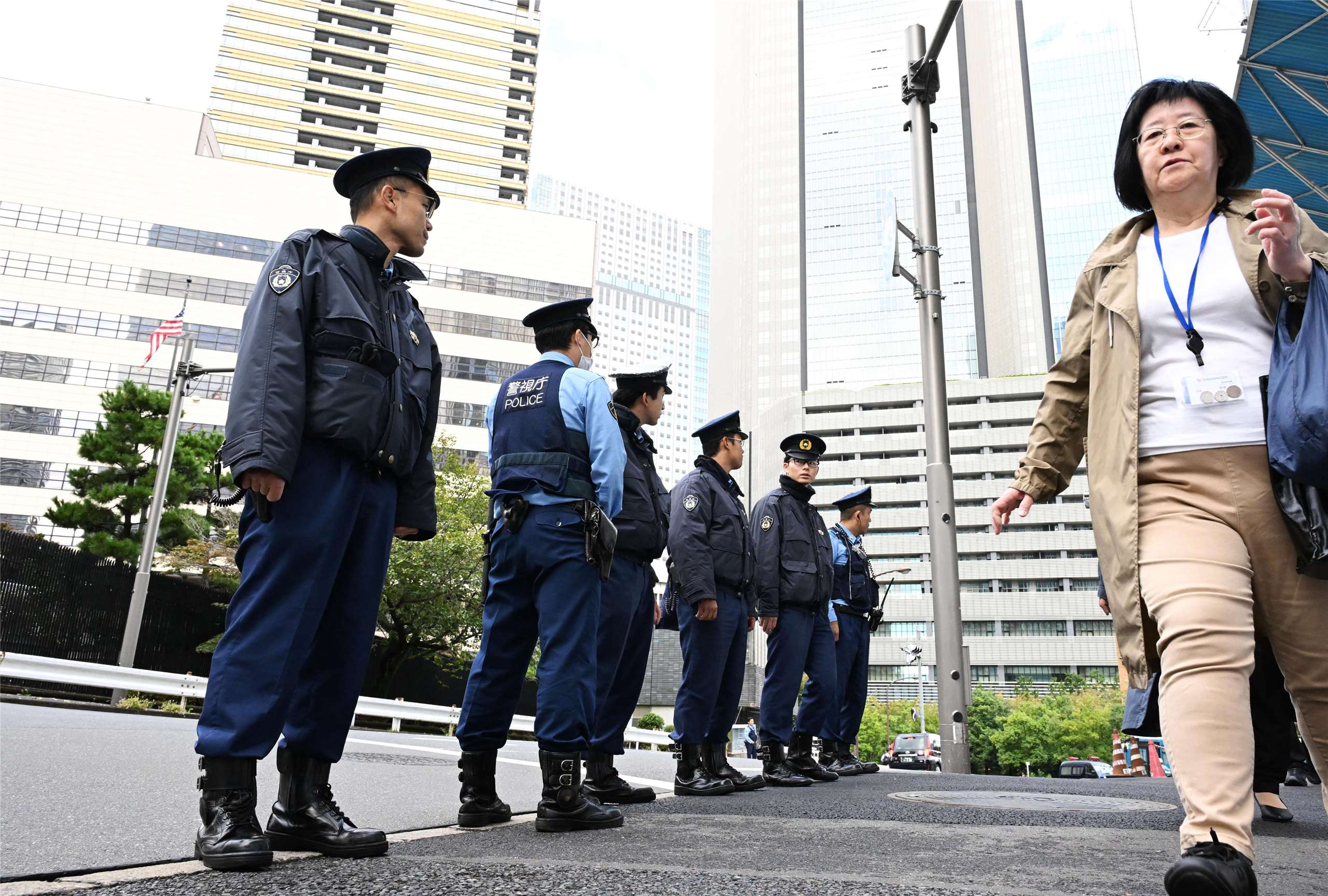美國總統川普即將前往日本訪問，日本警視廳已在位於東京灣區的美國大使館周邊加強安全維護。(AFP)