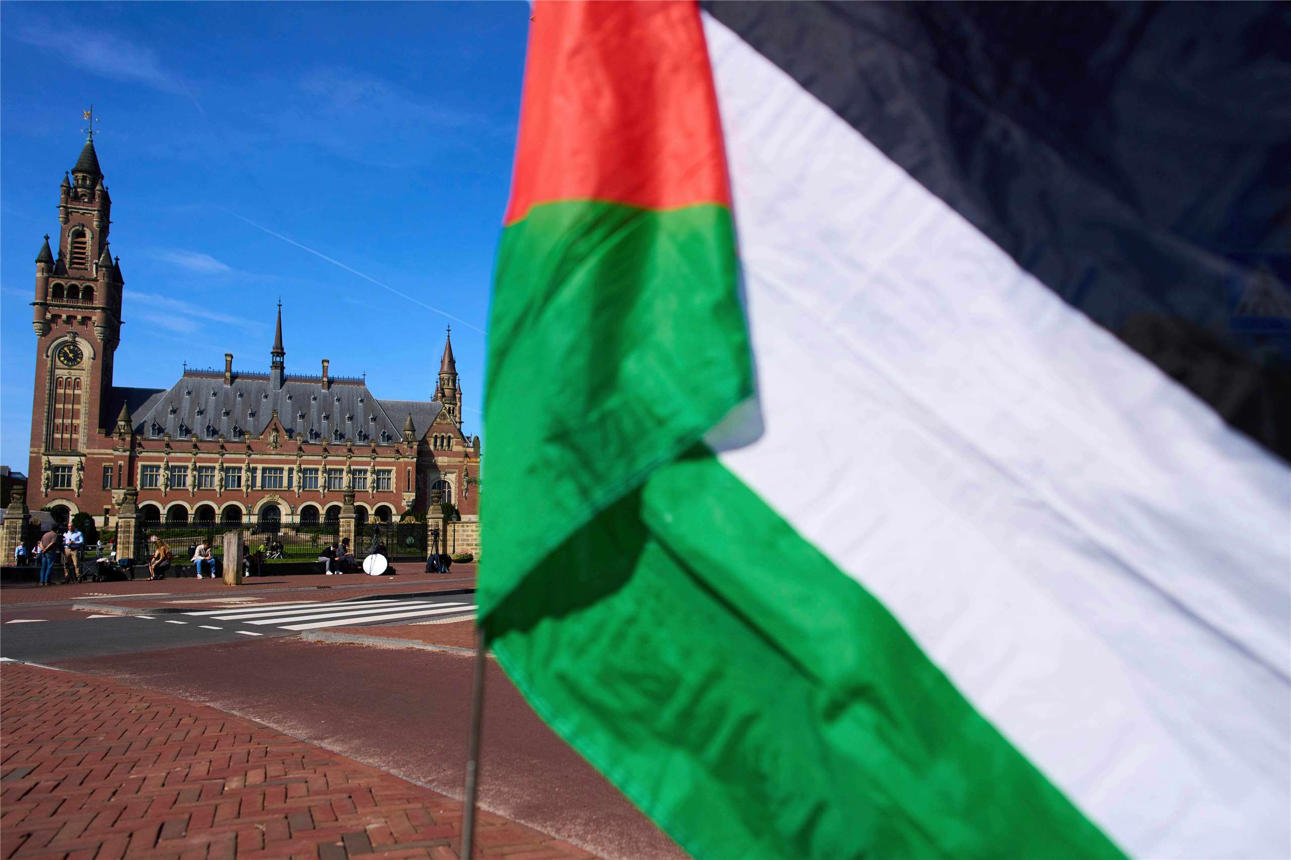 圖4月28日攝於荷蘭海牙，國際法庭外飄揚著一面巴勒斯坦國旗。資料照。