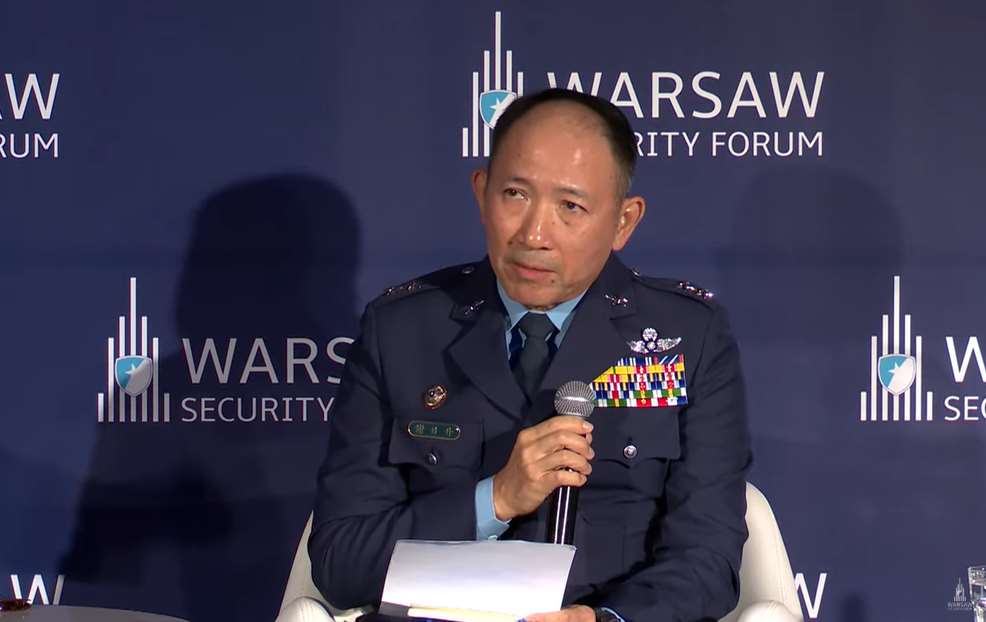 國防部情次室次長謝日升受邀出席華沙安全論壇，並穿著軍服與會。(圖:YT/@WarsawSecurityForum)