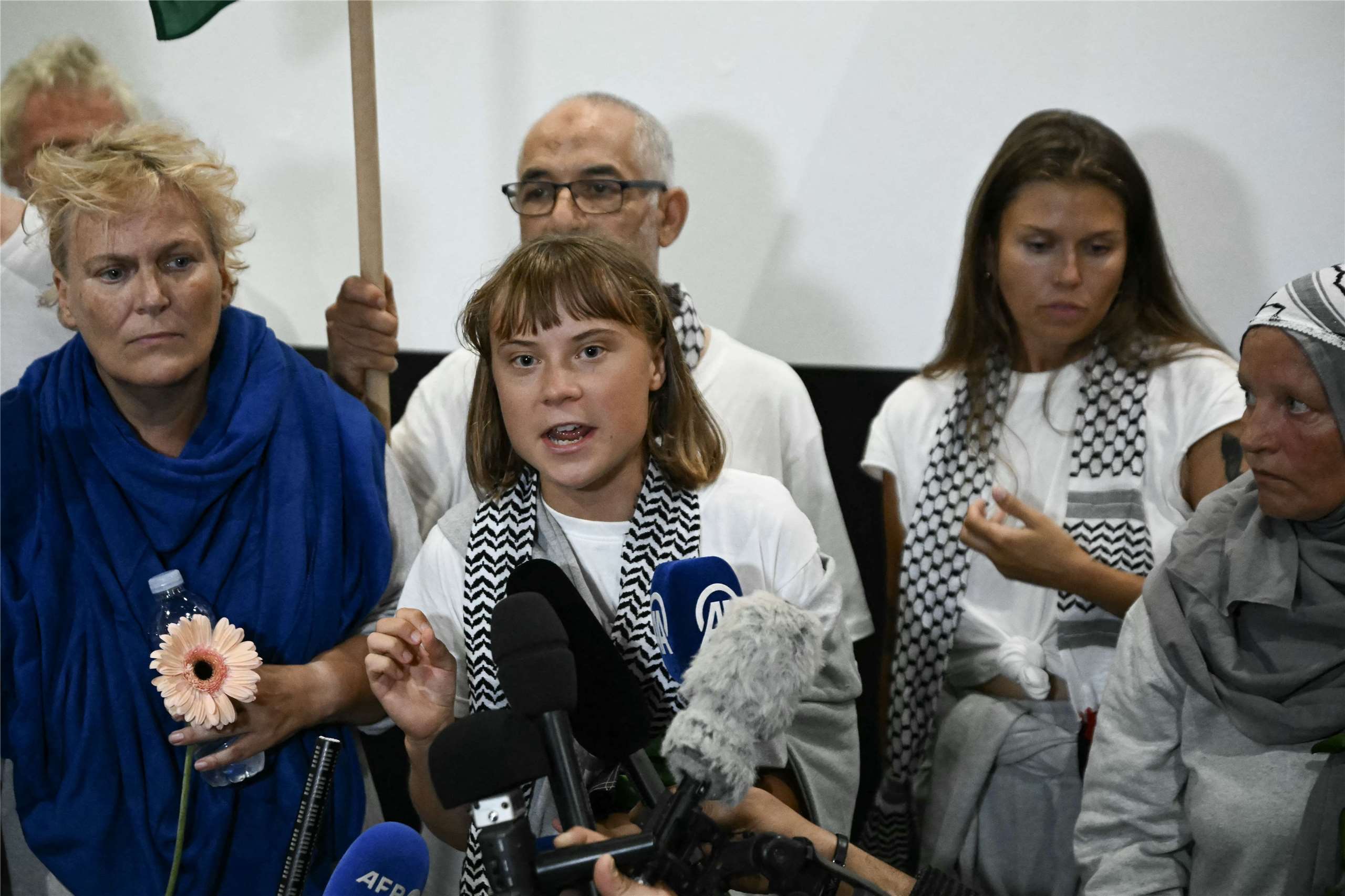 被以色列驅逐後，環保活動人士童貝里(Greta Thunberg)6日抵達雅典機場。