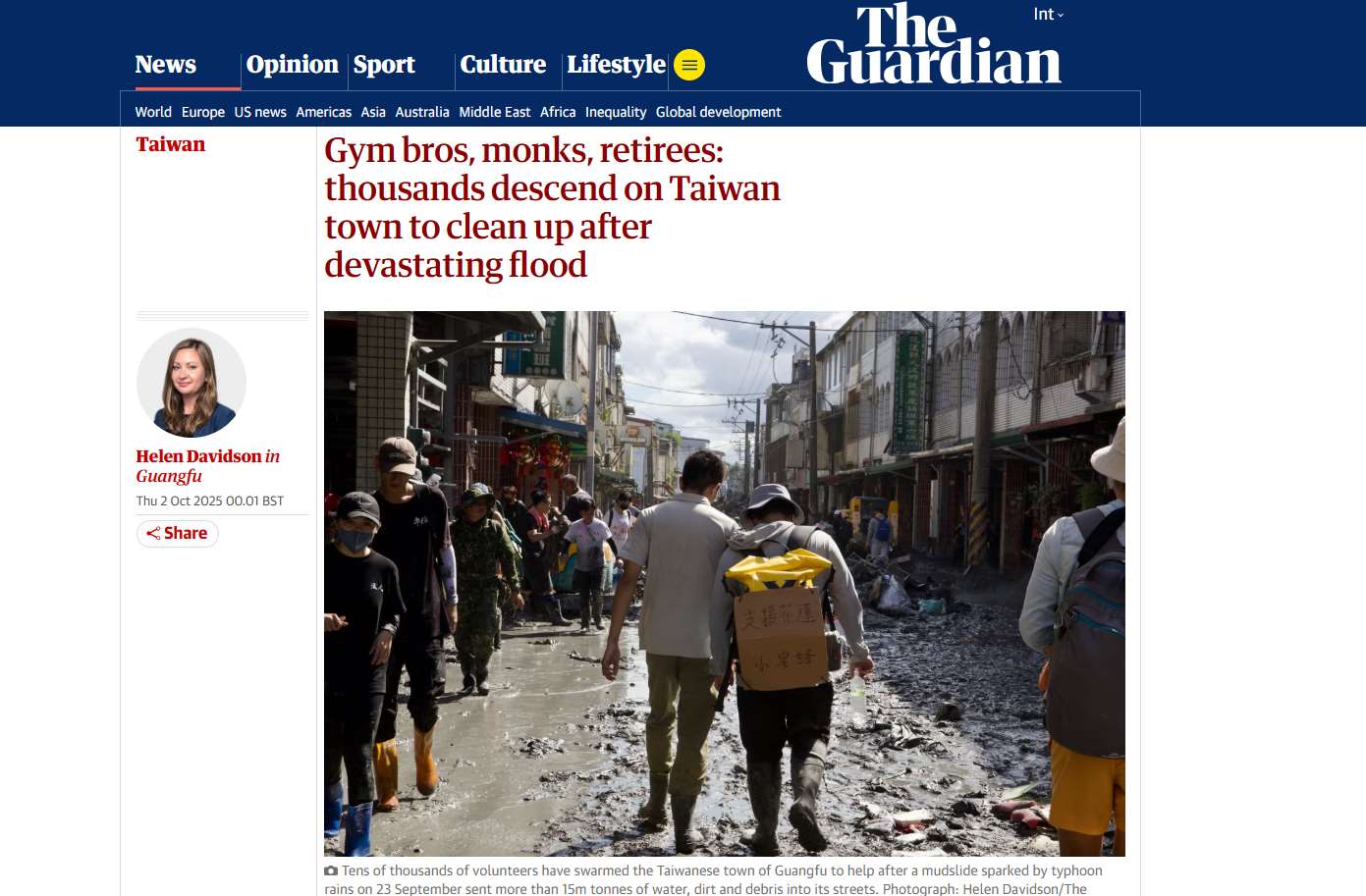 英國「衛報」記者以「Gym bros, monks, retirees: thousands descend on Taiwan town to clean up after devastating flood」為題，實地走訪報導這些協助救災的「鏟子超人」，讓台灣人的暖心舉動躍上國際版面。 （圖擷自theguardian.com）