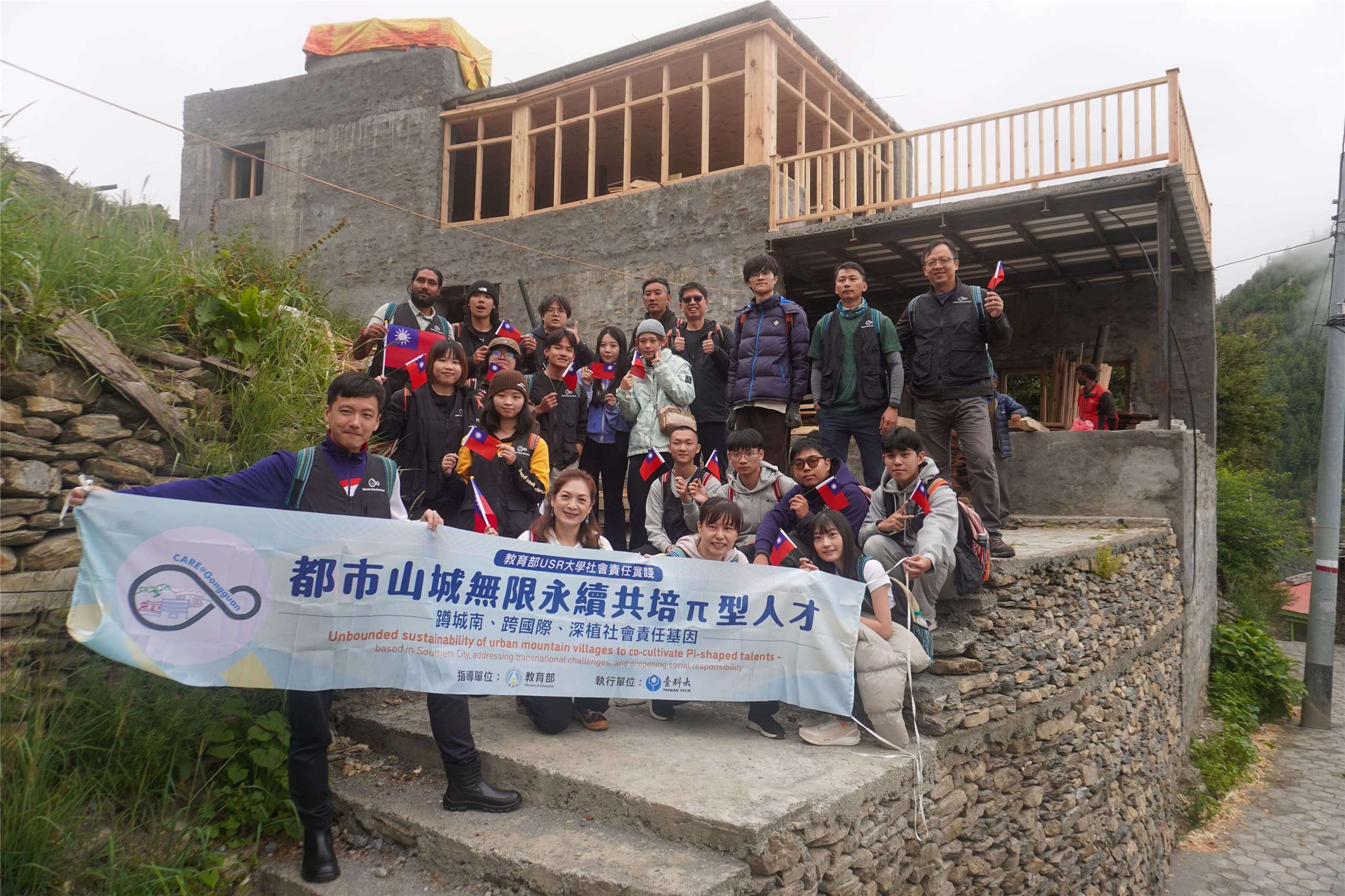 臺科大USR計畫團隊今年在尼泊爾以活化一棟百年歷史的傳統老屋為核心推動「故事咖啡屋」計畫，團隊於「故事咖啡屋」前合影。(圖：臺科大提供)