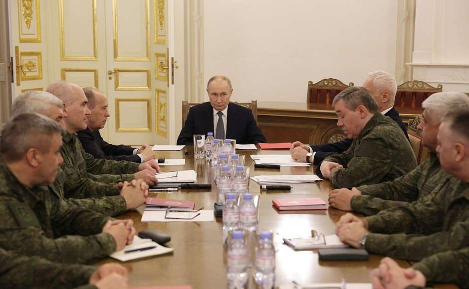 俄羅斯總統蒲亭(Vladimir Putin)7日與高層將領會談。 (圖:克宮)