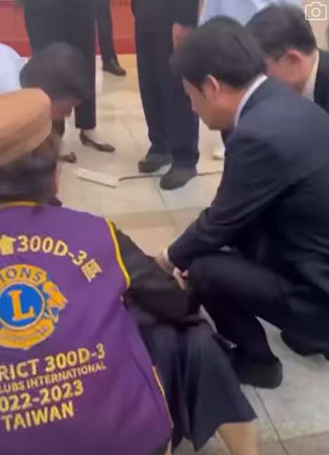 國際獅子會成員13日參觀總統府時，突然有成員在總統賴清德面前昏倒，賴總統立刻上前察看。(FB@denjen2020)