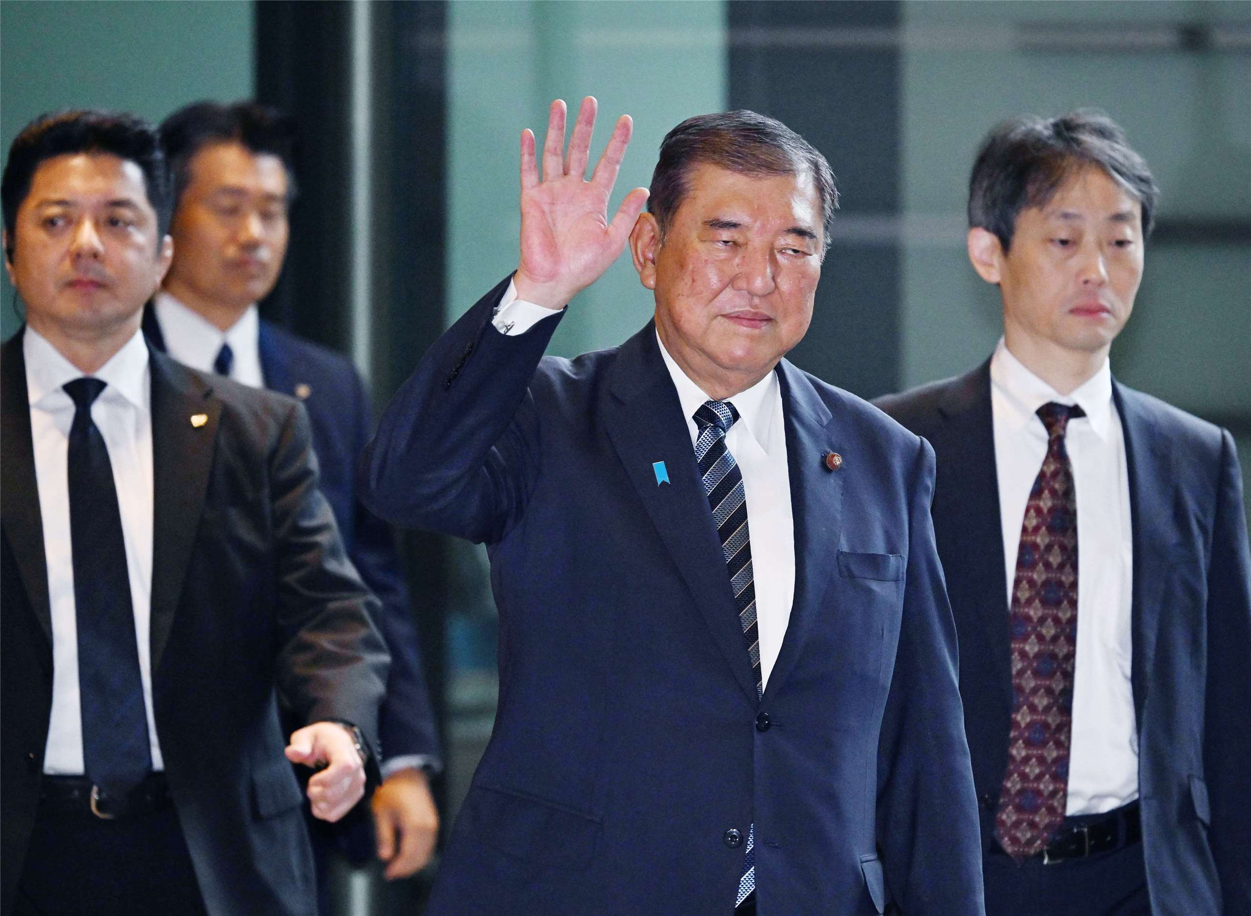 日本首相石破茂(前)21日上午率領內閣總辭。圖為石破茂步入首相辦公室。(美聯社/達志影像)