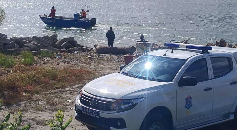 一艘載有中國人的船隻翻覆後，救援人員在多瑙河上搜尋失蹤人員。(圖：www.slobodnaevropa.org)