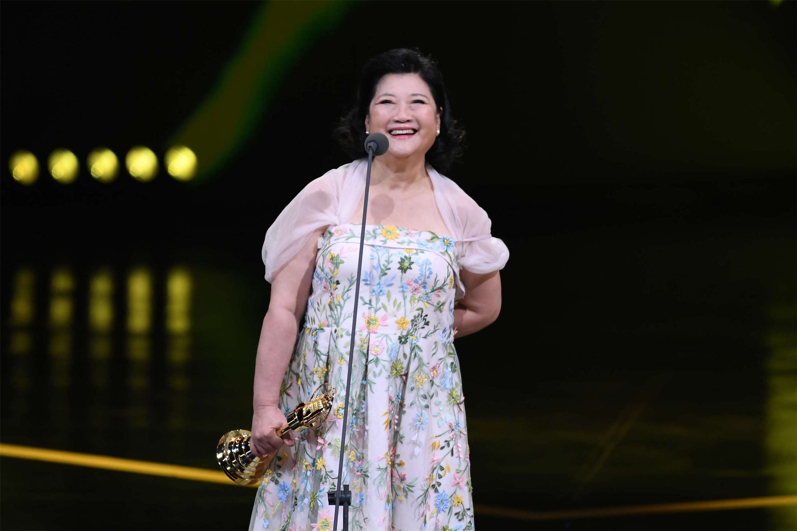 獲頒第60屆廣播金鐘獎「特別貢獻獎」的倪蓓蓓不僅活躍於幕前，還創立「港都電台」，並投入經營、培育人才，創立線上電台APP，持續拓展廣播影響力。(主辦單位提供)