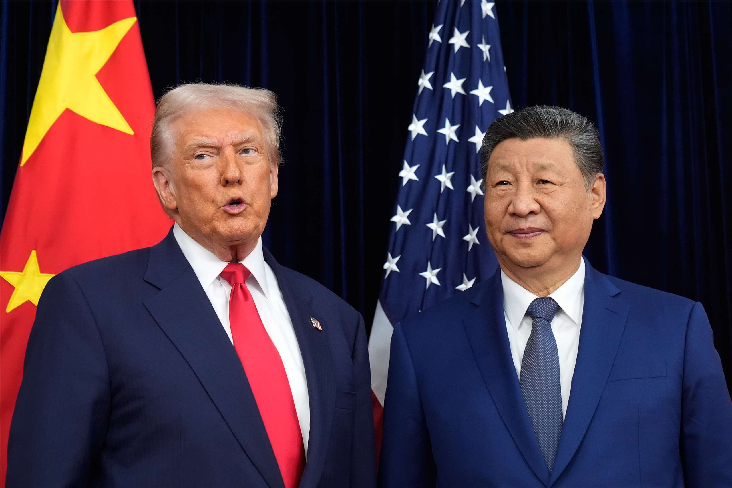 受全球矚目的川習會30日上午在韓國登場。左為美國總統川普(Donald Trump)、右為中國國家主席習近平。(美聯社/達志影像)