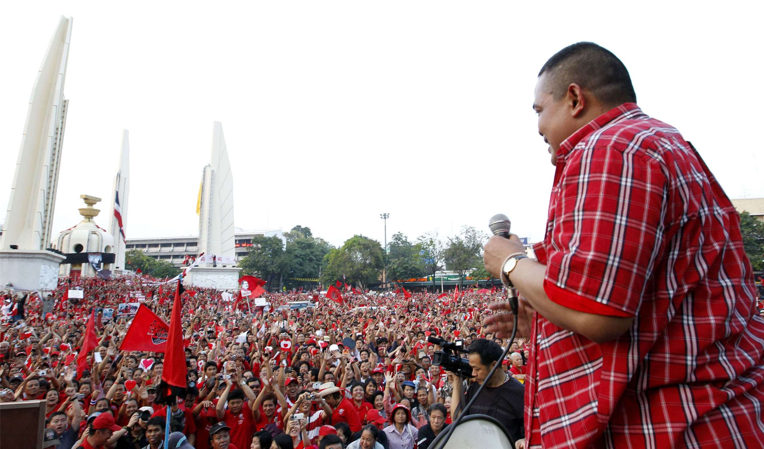 11名泰國紅衫軍領袖遭判刑。圖為社運人士賈圖朋(Jatuporn Prompan)於2010年12月10日在曼谷民主紀念碑的集會上發表演說。